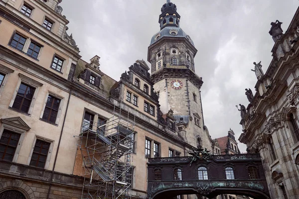 Vue en angle bas de la vieille cathédrale de Dresde avec horloge, statues sur le toit de la construction à Dresde, Allemagne — Photo de stock
