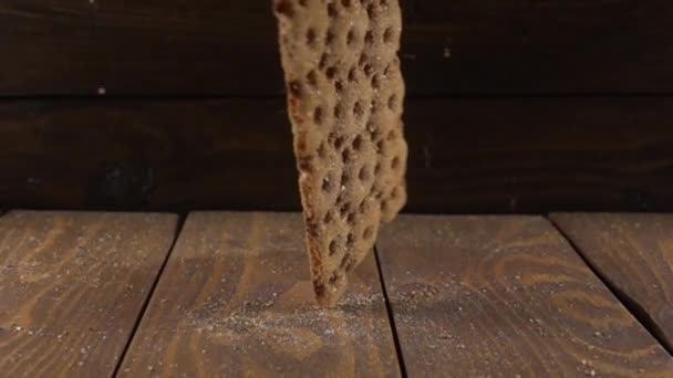 Caen tostadas secas crujientes de centeno — Vídeo de stock