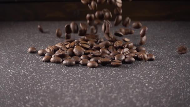 Granos de café están cayendo lentamente — Vídeos de Stock