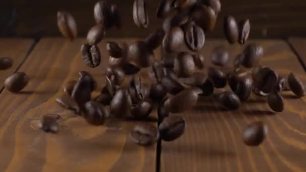 Biji kopi perlahan-lahan jatuh — Stok Video