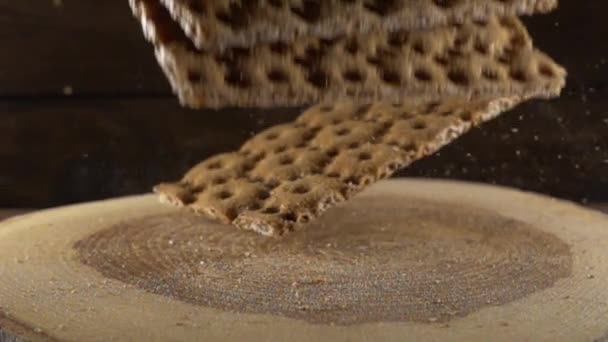 Croccanti toast secchi di segale cadono — Video Stock