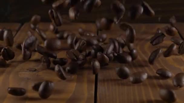 Kaffebönor faller långsamt — Stockvideo