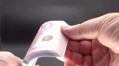 Banknotların bir yığın içinde leafing