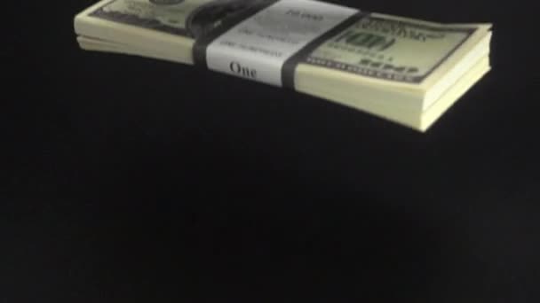 Деньги падают на поверхность — стоковое видео