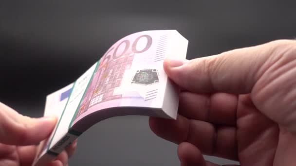 Лист через стопку банкнот — стокове відео