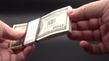 Banknotların bir yığın içinde leafing