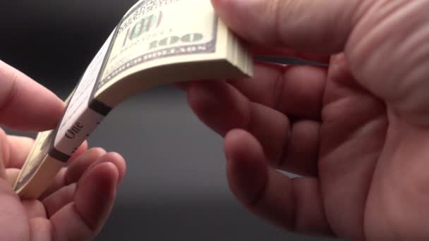 Оставляя через стопку банкнот — стоковое видео