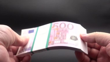 Banknotların bir yığın içinde leafing