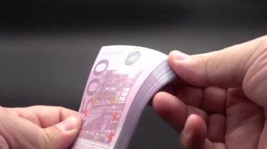 Banknotların bir yığın içinde leafing