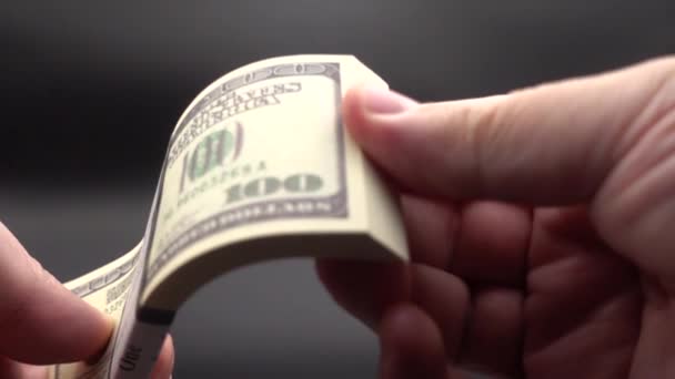 Leafing keresztül egy köteg bankjegyet — Stock videók