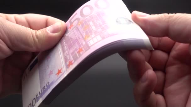 男性的手翻阅一叠一百美元的钞票 — 图库视频影像