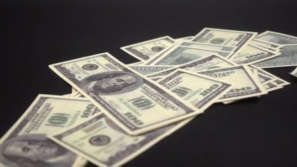 Peníze spadá do povrchu — Stock video