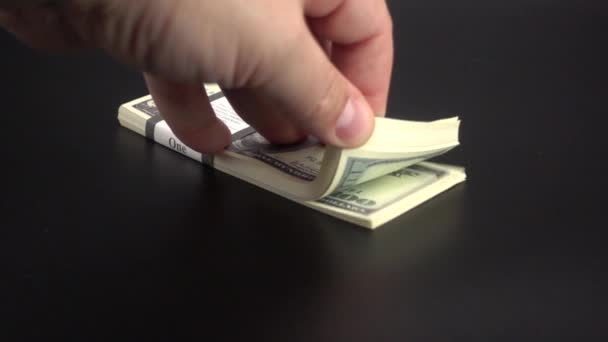Sfogliando una pila di banconote — Video Stock