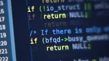 Program kodu bilgisayar ekranında kayar