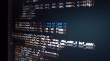 Program kodu bilgisayar ekranında kayar