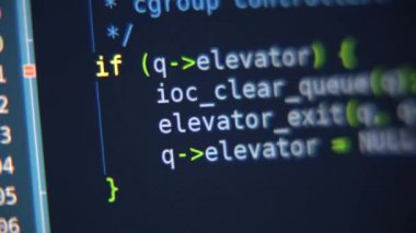 Program kodu bilgisayar ekranında kayar