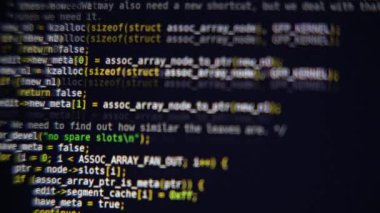 Program kodu bilgisayar ekranında kayar