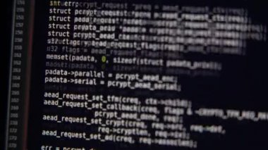 Program kodu bilgisayar ekranında kayar