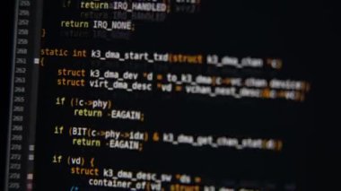 Program kodu bilgisayar ekranında kayar