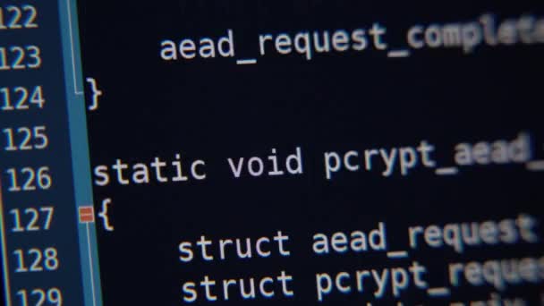 Der Programmcode scrollt auf dem Computerbildschirm — Stockvideo