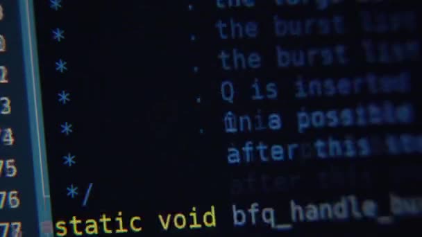 El código del programa se desplaza en la pantalla del ordenador — Vídeos de Stock