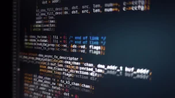 Der Programmcode scrollt auf dem Computerbildschirm — Stockvideo