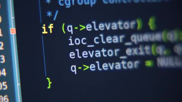 El código del programa se desplaza en la pantalla del ordenador — Vídeos de Stock