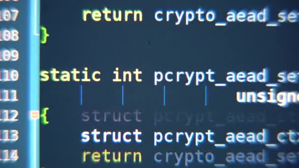 Kod programu przewija się na ekranie komputera — Wideo stockowe