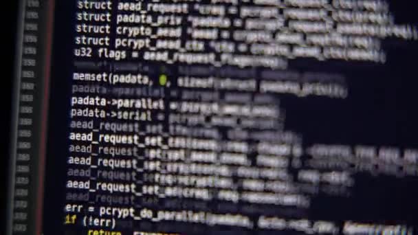 Der Programmcode scrollt auf dem Computerbildschirm — Stockvideo