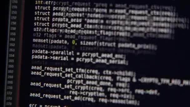 Код программы прокручивается на экране компьютера — стоковое видео