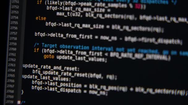 El código del programa se desplaza en la pantalla del ordenador — Vídeos de Stock