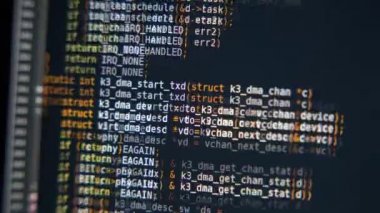 Program kodu bilgisayar ekranında kayar