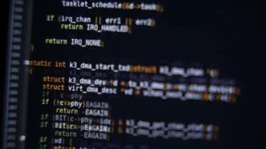Program kodu bilgisayar ekranında kayar