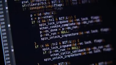 Program kodu bilgisayar ekranında kayar