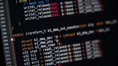Program kodu bilgisayar ekranında kayar