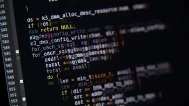 Program kodu bilgisayar ekranında kayar