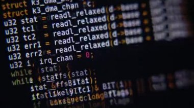 Program kodu bilgisayar ekranında kayar