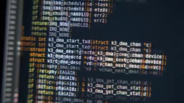 Gulungan kode program pada layar komputer — Stok Video