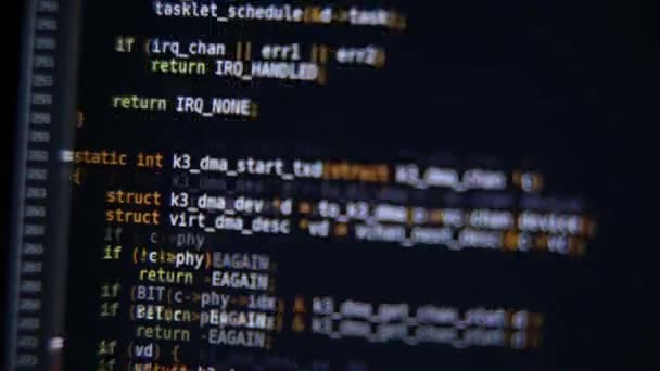 El código del programa se desplaza en la pantalla del ordenador — Vídeo de stock