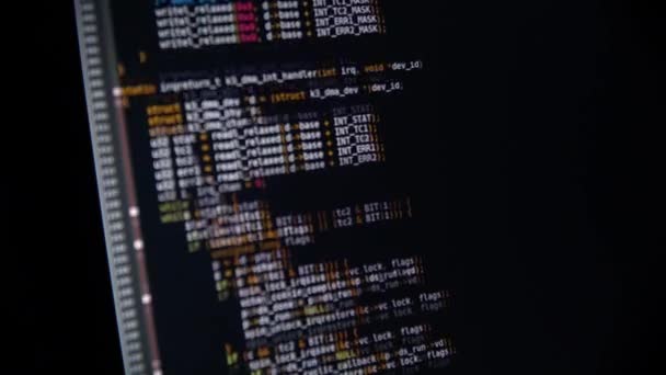 Programkoden rullar på datorskärmen — Stockvideo