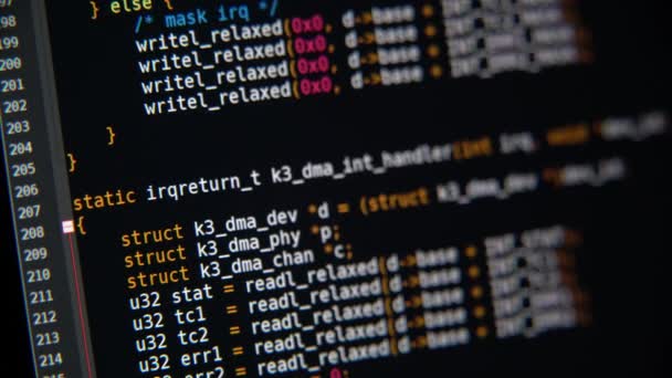 Der Programmcode scrollt auf dem Computerbildschirm — Stockvideo