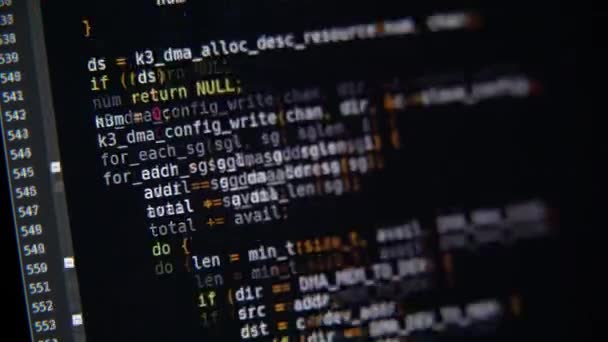 Os pergaminhos de código do programa na tela do computador — Vídeo de Stock