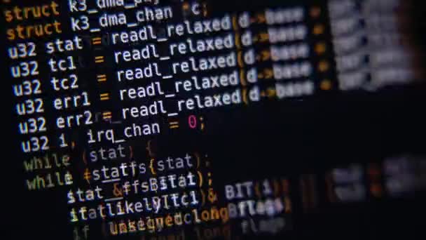 Der Programmcode scrollt auf dem Computerbildschirm — Stockvideo