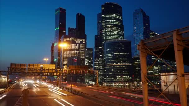 Ciudad nocturna y coches en movimiento, timelapse — Vídeos de Stock