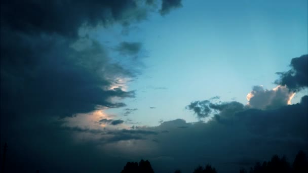 El cielo con nubes en movimiento . — Vídeo de stock