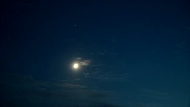 Le ciel avec des nuages mouvants . — Video