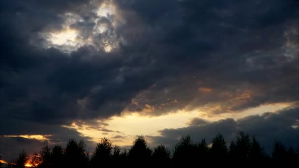 Le ciel avec des nuages mouvants .