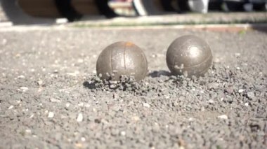 petanque topları birbirlerine vurmak