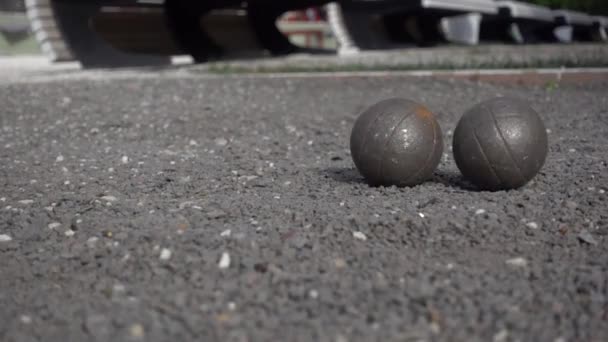 Petanque topları birbirlerine vurmak — Stok video