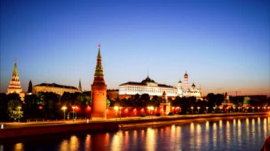 Moskova Kremlin 'e. Kış sabahı, şafak. Dondurulmuş Moskova Nehri. Kremlin dolgu.
